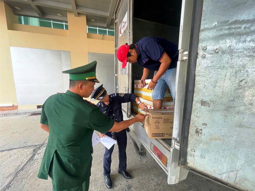 Tại các cửa khẩu đơn vị chức năng đảm bảo đúng quy định, tạo điều kiện thuận lợi cho hoạt động xuất nhập khẩu, hành khách nhập cảnh và hàng hóa mua bán, trao đổi cư dân biên giới. Tại các cửa khẩu đơn vị chức năng đảm bảo đúng quy định, tạo điều kiện thuận lợi cho hoạt động xuất nhập khẩu, hành khách nhập cảnh và hàng hóa mua bán, trao đổi cư dân biên giới.